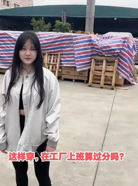 广东女子穿瑜伽服上班遭遇领导批评：男bob半岛官网平台生哪里还有心思工作(图4)